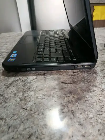 Laptop Dell con diseño personalizado y cargador - miniatura 1