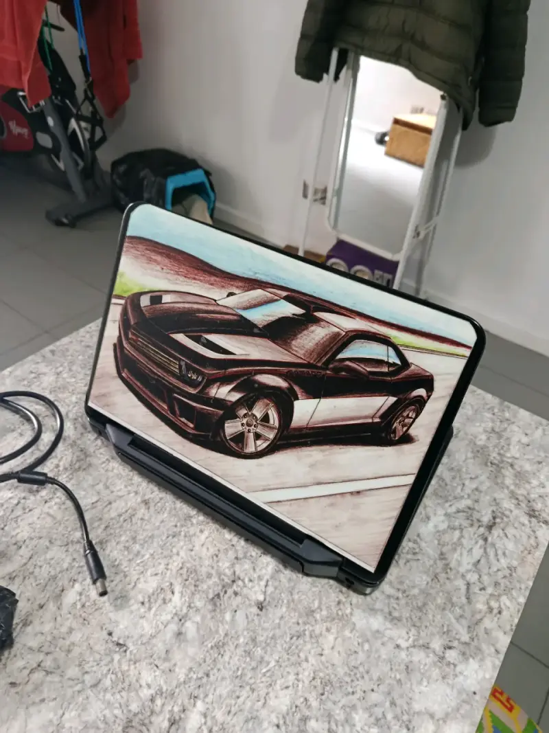 Laptop Dell con diseño personalizado y cargador - 2