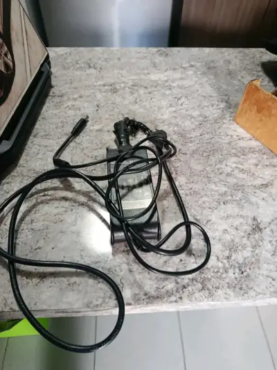 Laptop Dell con diseño personalizado y cargador - miniatura 3