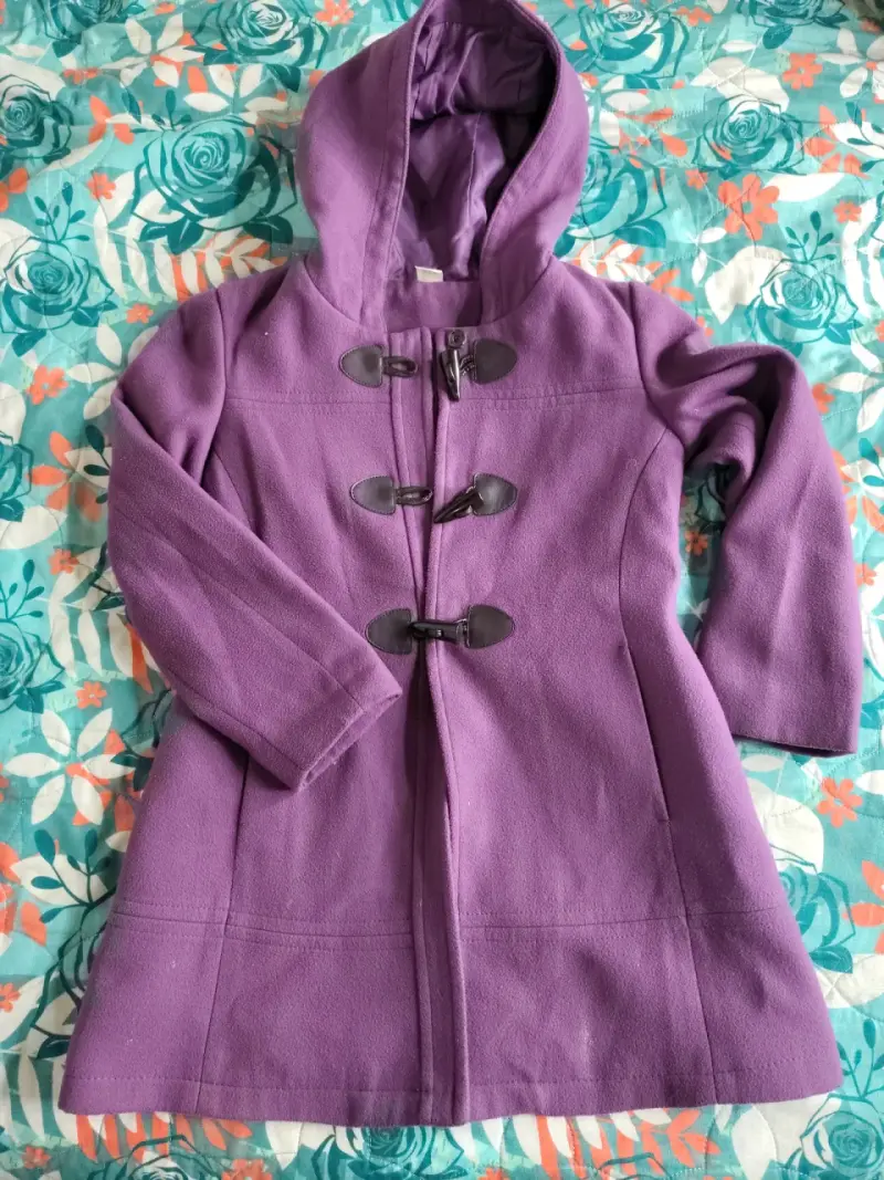 Abrigo morado talla 8.