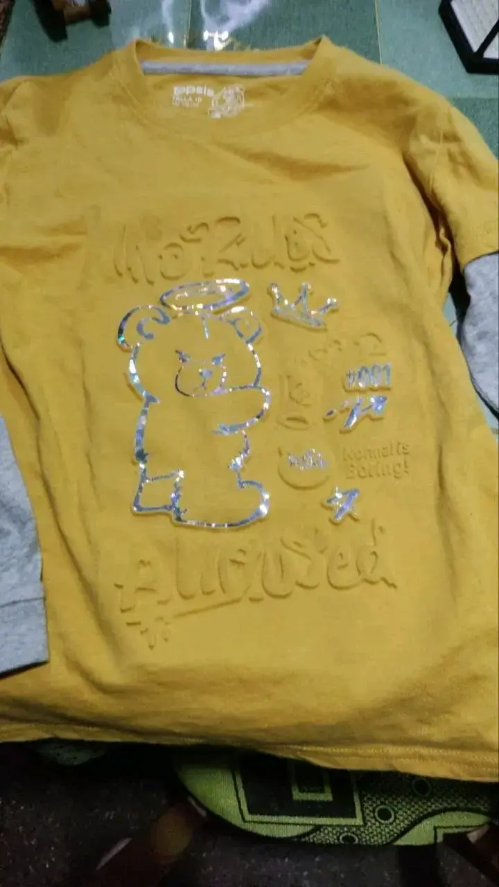 Polera amarilla con diseño de oso para niños