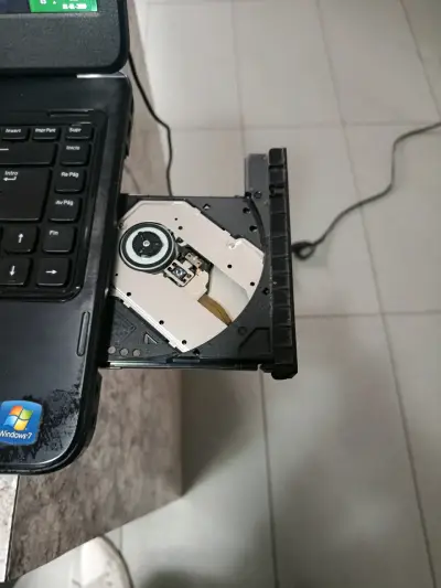 Laptop Dell con diseño personalizado y cargador - miniatura 4