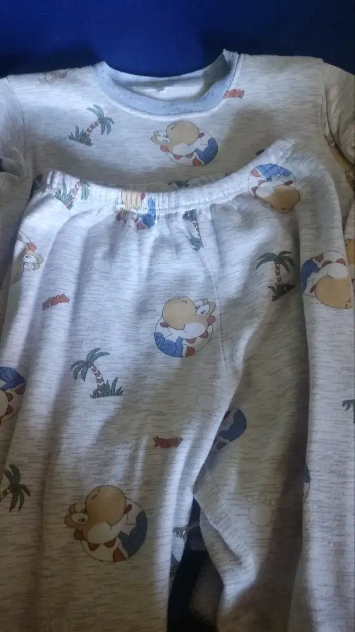 Pijama infantil con estampado de dinosaurios