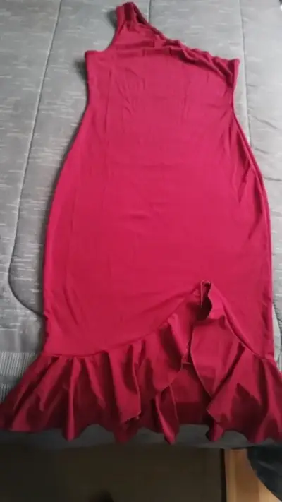 Vestido burdeo con volantes asimétrico nuevo - miniatura 1