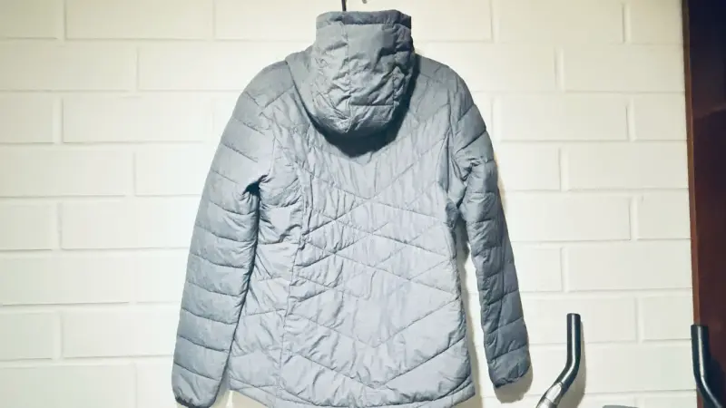 Chaqueta acolchada gris con capucha Ellesse - 3