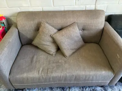 Sofá de dos plazas color beige en buen estado - miniatura 1