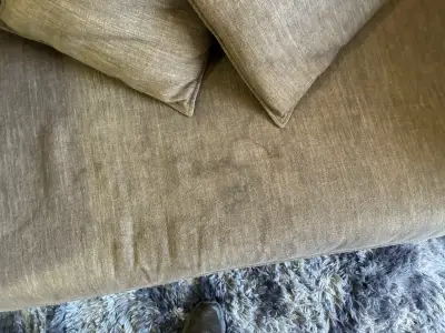 Sofá de dos plazas color beige en buen estado - miniatura 2