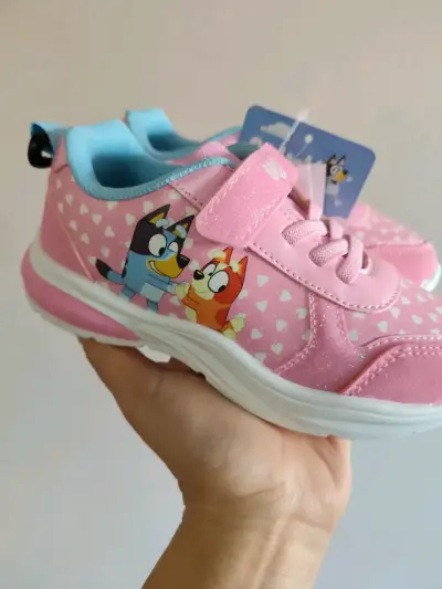 Zapatillas infantiles Bluey rosadas con corazones - miniatura 1