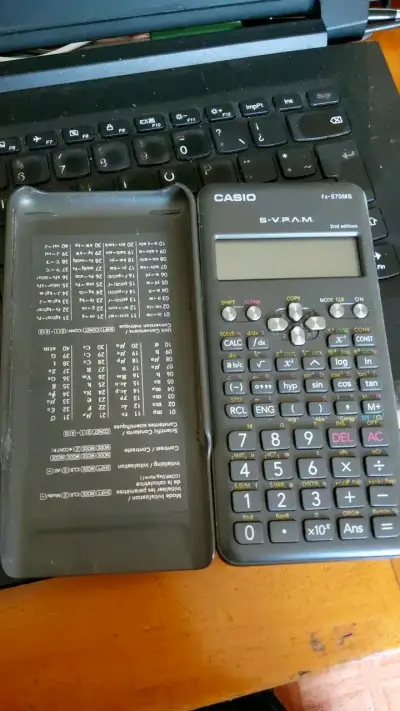 Calculadora científica Casio fx-570MS con tapa - miniatura 1