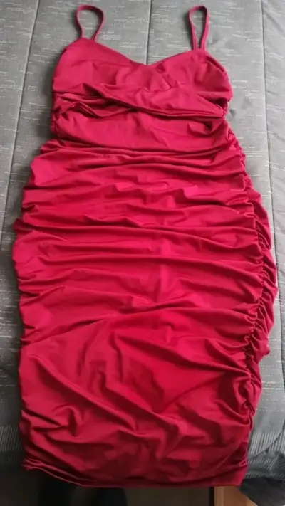 Vestido burdeo ajustado con tirantes - miniatura 1