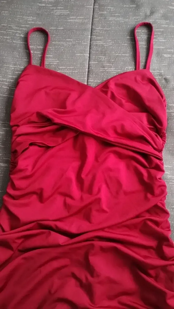 Vestido burdeo ajustado con tirantes - 2