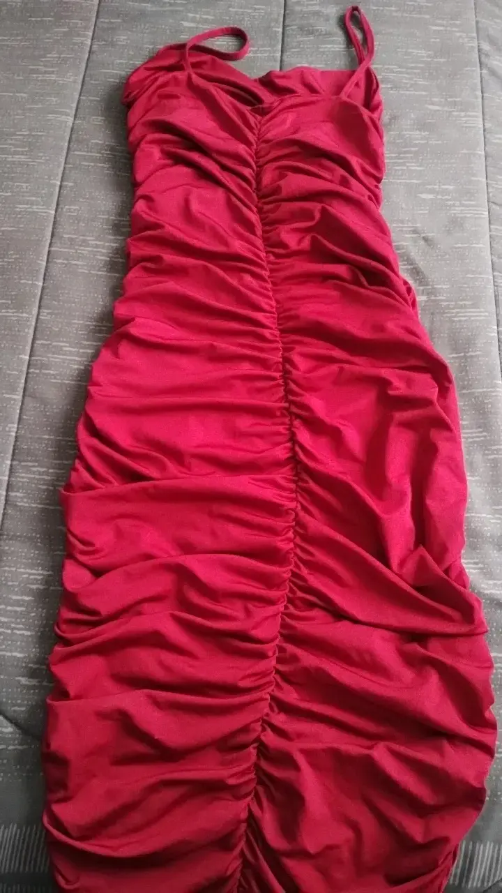 Vestido burdeo ajustado con tirantes - 4