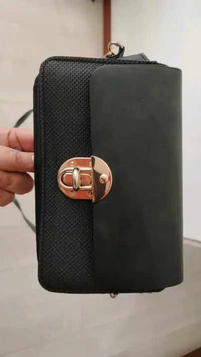 Cartera negra con cierre dorado elegante - miniatura 1