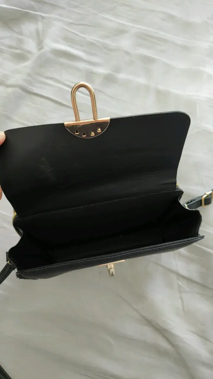 Cartera negra con cierre dorado elegante - 2