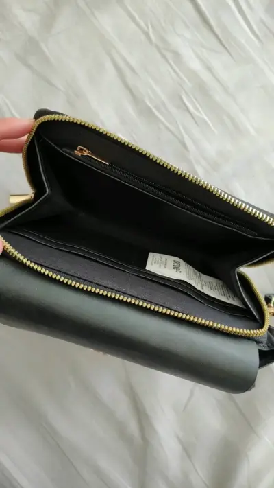 Cartera negra con cierre dorado elegante - miniatura 3