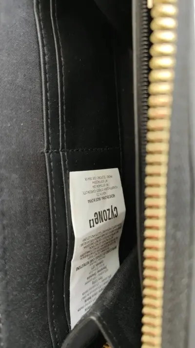 Cartera negra con cierre dorado elegante - miniatura 4