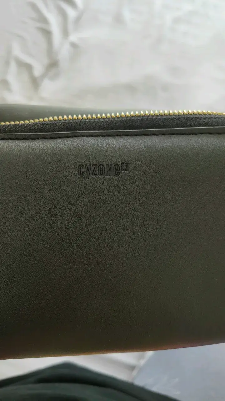 Cartera negra con cierre dorado elegante - 5