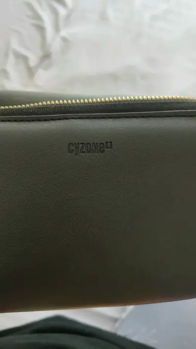 Cartera negra con cierre dorado elegante - miniatura 5