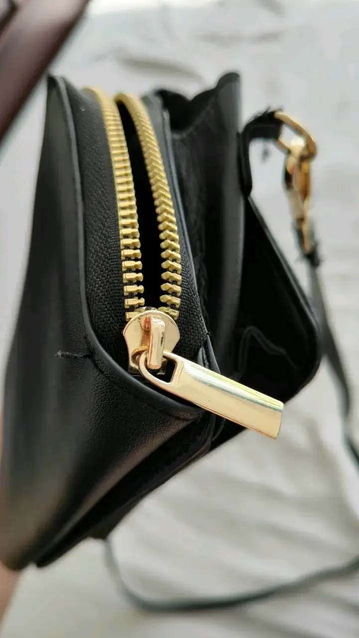 Cartera negra con cierre dorado elegante - 6