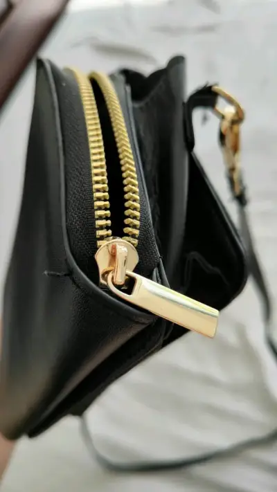 Cartera negra con cierre dorado elegante - miniatura 6