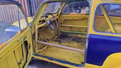 Carcasa de auto clásico amarillo y azul para restauración - miniatura 1