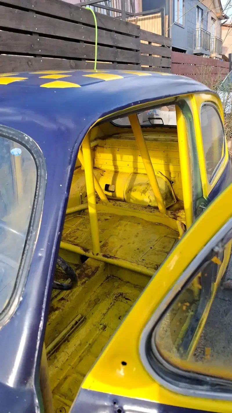 Carcasa de auto clásico amarillo y azul para restauración - 2