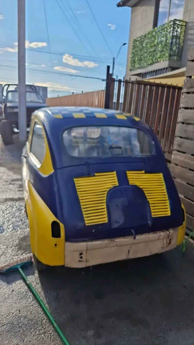 Carcasa de auto clásico amarillo y azul para restauración - 3