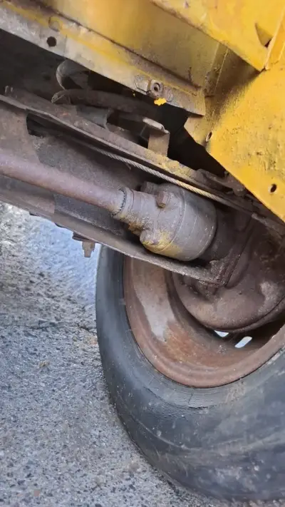Carcasa de auto clásico amarillo y azul para restauración - miniatura 4