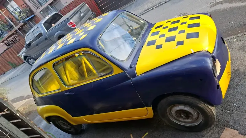 Carcasa de auto clásico amarillo y azul para restauración - 6