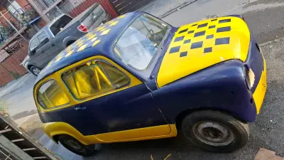 Carcasa de auto clásico amarillo y azul para restauración - miniatura 6