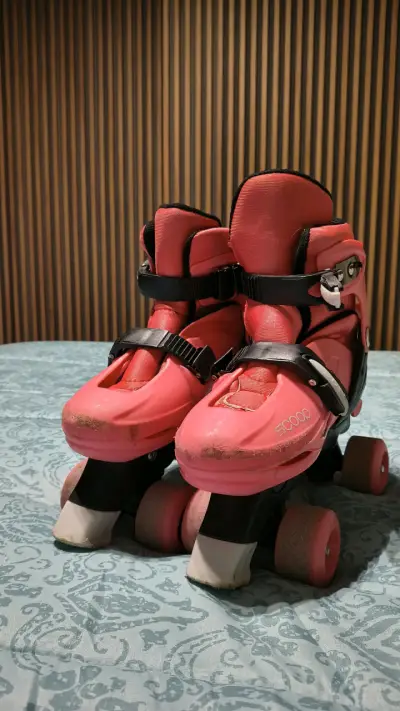 Patines de cuatro ruedas rojos para niños - miniatura 1