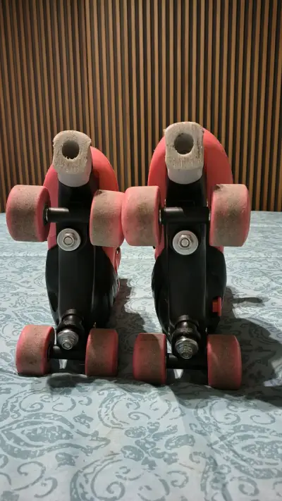 Patines de cuatro ruedas rojos para niños - miniatura 3
