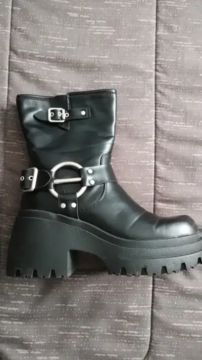 Botas negras con plataforma y hebillas - miniatura 1