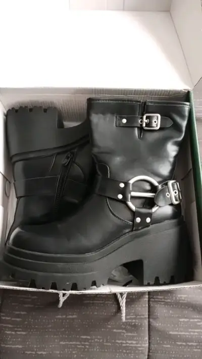 Botas negras con plataforma y hebillas - miniatura 2