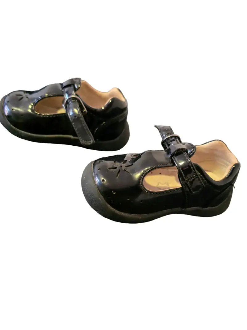 Zapatos de charol negro para niña con hebilla - 2