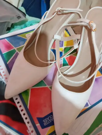 Zapatos de tacón blanco con tiras cruzadas - miniatura 1