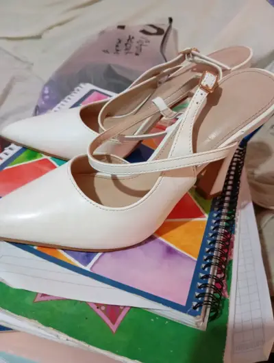 Zapatos de tacón blanco con tiras cruzadas - miniatura 3