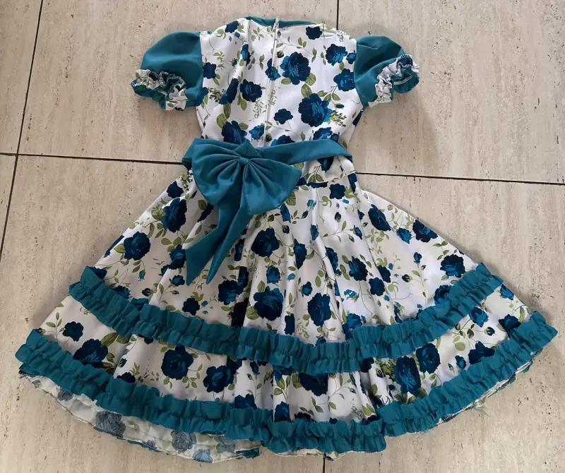 Vestido infantil floral azul con volantes - 2