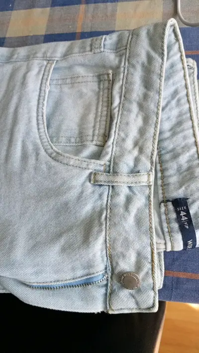 Jeans de mezclilla azul claro para mujer - miniatura 1