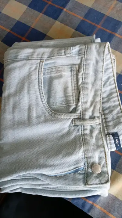 Jeans de mezclilla azul claro para mujer - miniatura 3