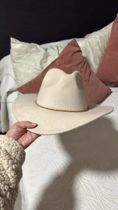 Sombrero de lana beige con cinta dorada - miniatura 1