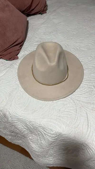 Sombrero de lana beige con cinta dorada - miniatura 2