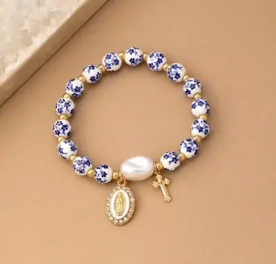 Pulsera de cuentas con medalla y cruz - miniatura 1