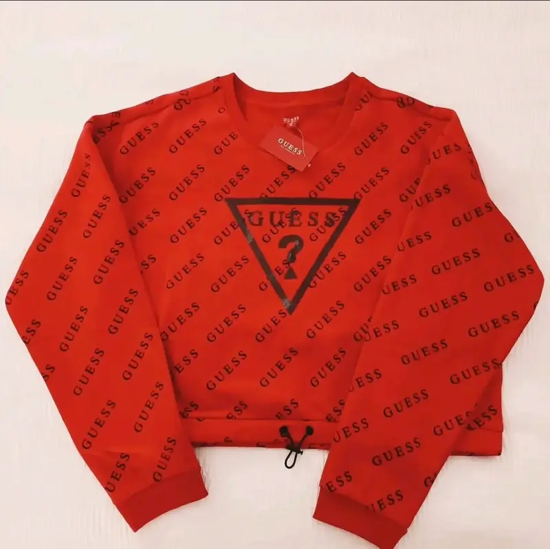 Polerón rojo Guess con logo estampado
