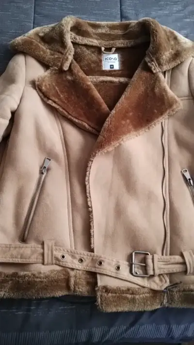 Chaqueta de abrigo beige con forro de piel sintética - miniatura 1
