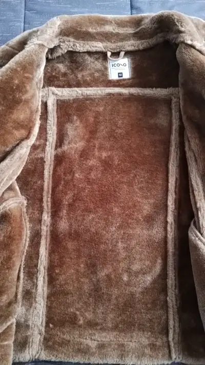Chaqueta de abrigo beige con forro de piel sintética - miniatura 3