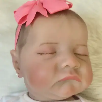 Muñeca reborn con chupete y lazo - miniatura 3