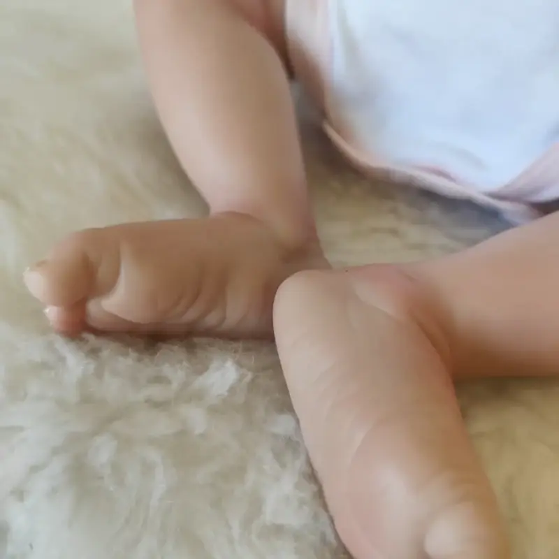 Muñeca reborn con chupete y lazo - 4