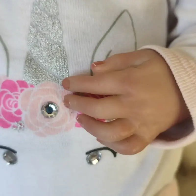 Muñeca reborn con chupete y lazo - 5