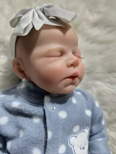 Muñeca reborn bebé con pijama azul - miniatura 1